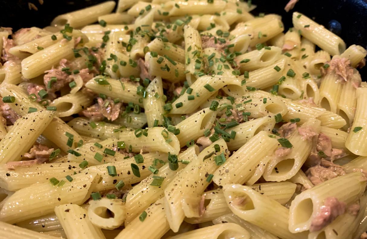 aglio e olio with tuna, garnished with thinly cut chives