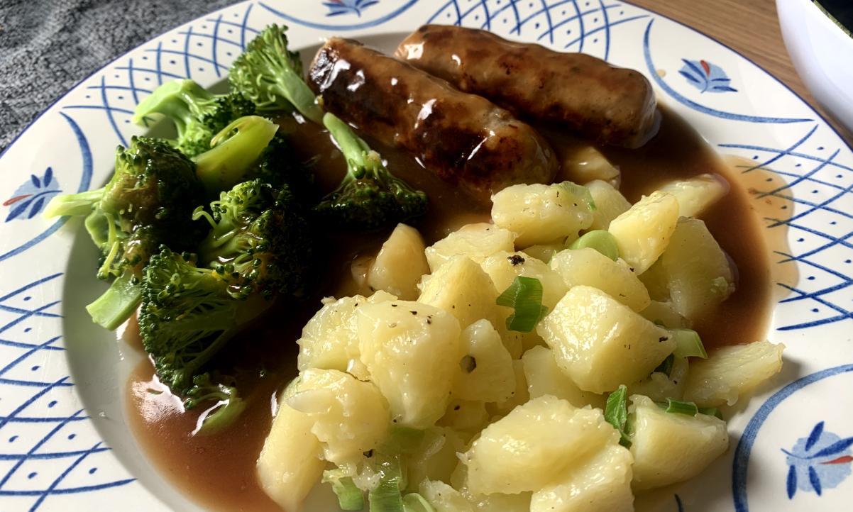 a healthy version of bangers and mash, with seasoned potatoes, gravy and broccoli