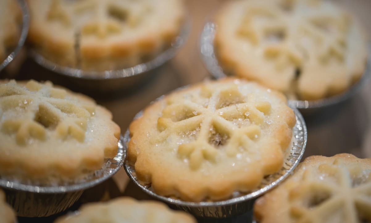 cooked mince pies dusted with sugar and shaped on the top like snowflakes