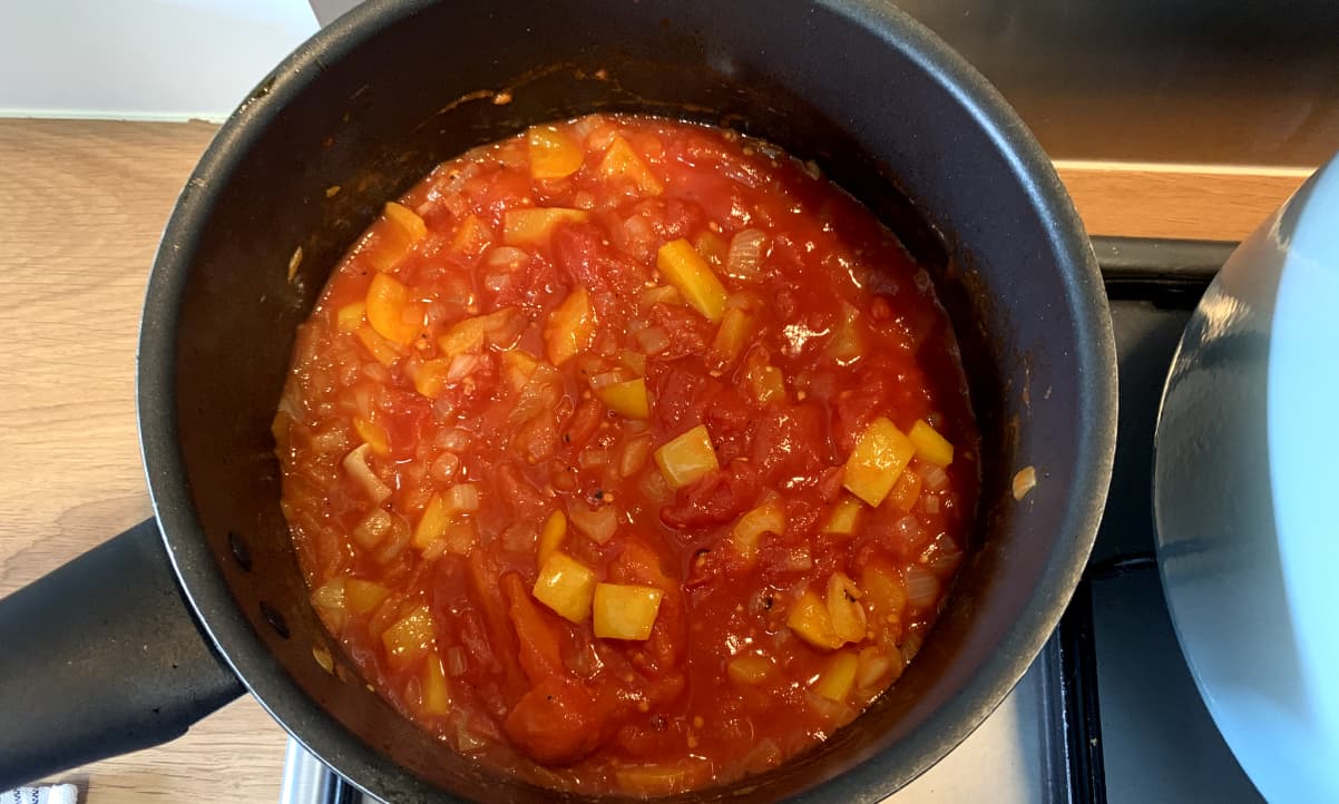 yellow pepper and tomato pasta sauce cookiing