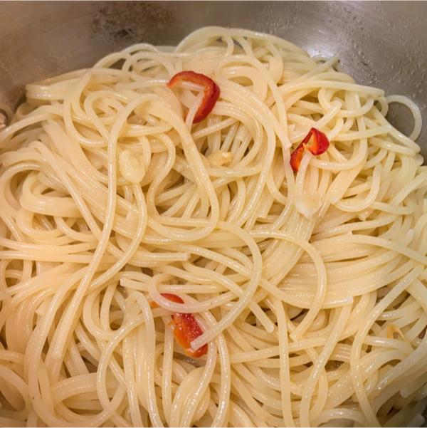 spaghetti with oil, chillis and sliced garlic