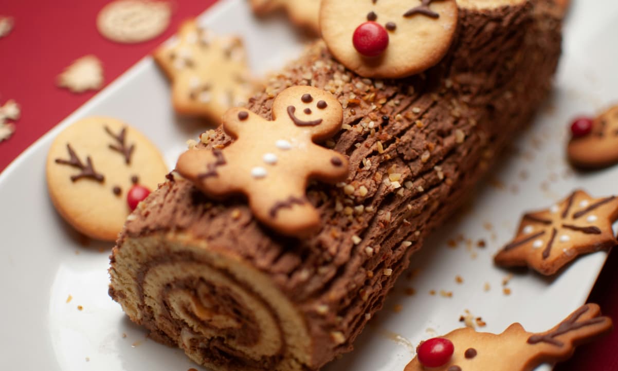 a log-shaped chocolate sponge with a gingerbread man on top